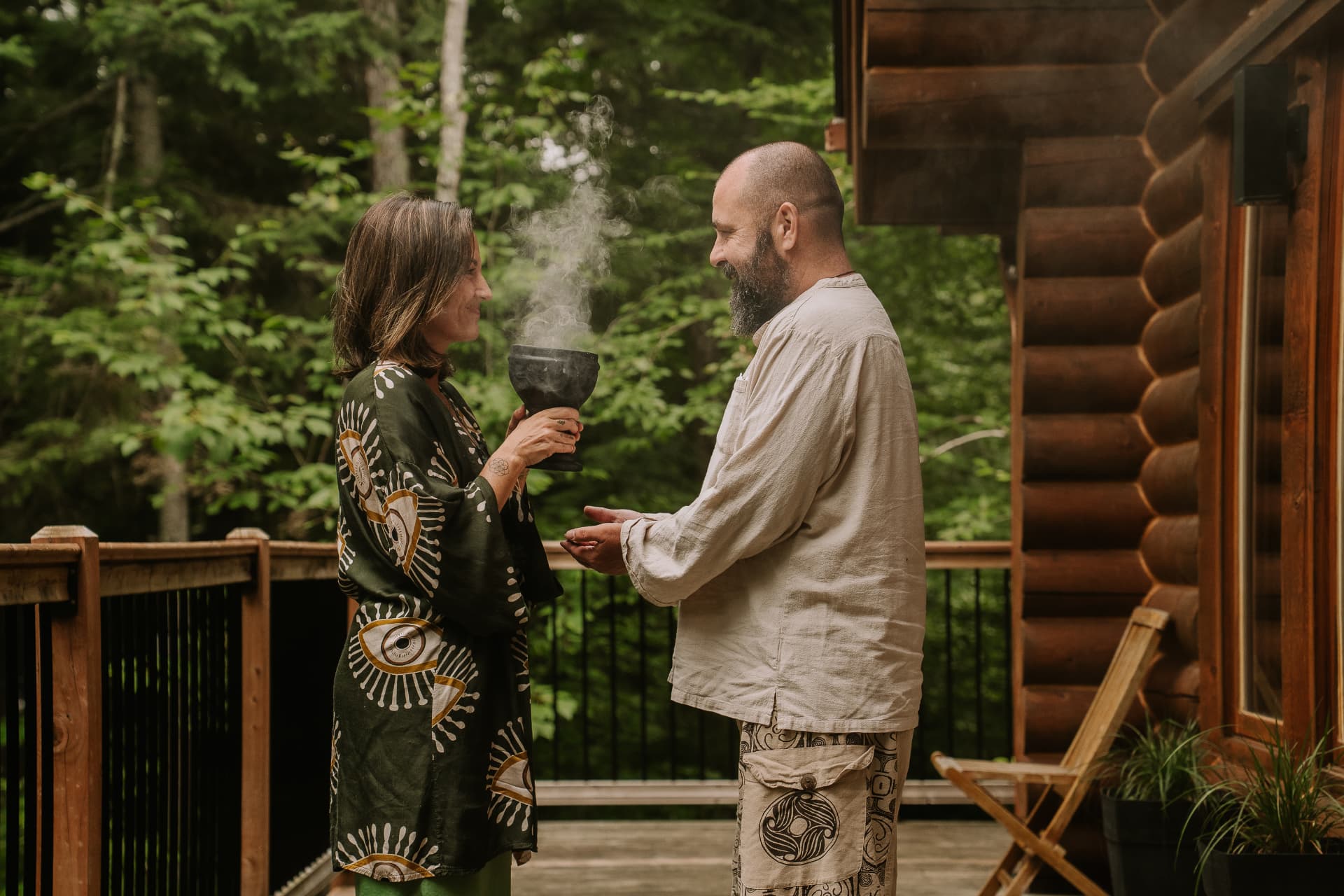 Rituel de purification à la fumée sur la terrasse du chalet