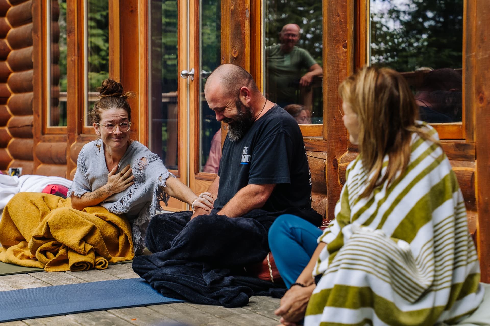 Partage silencieux sur la terrasse du chalet en forêt
