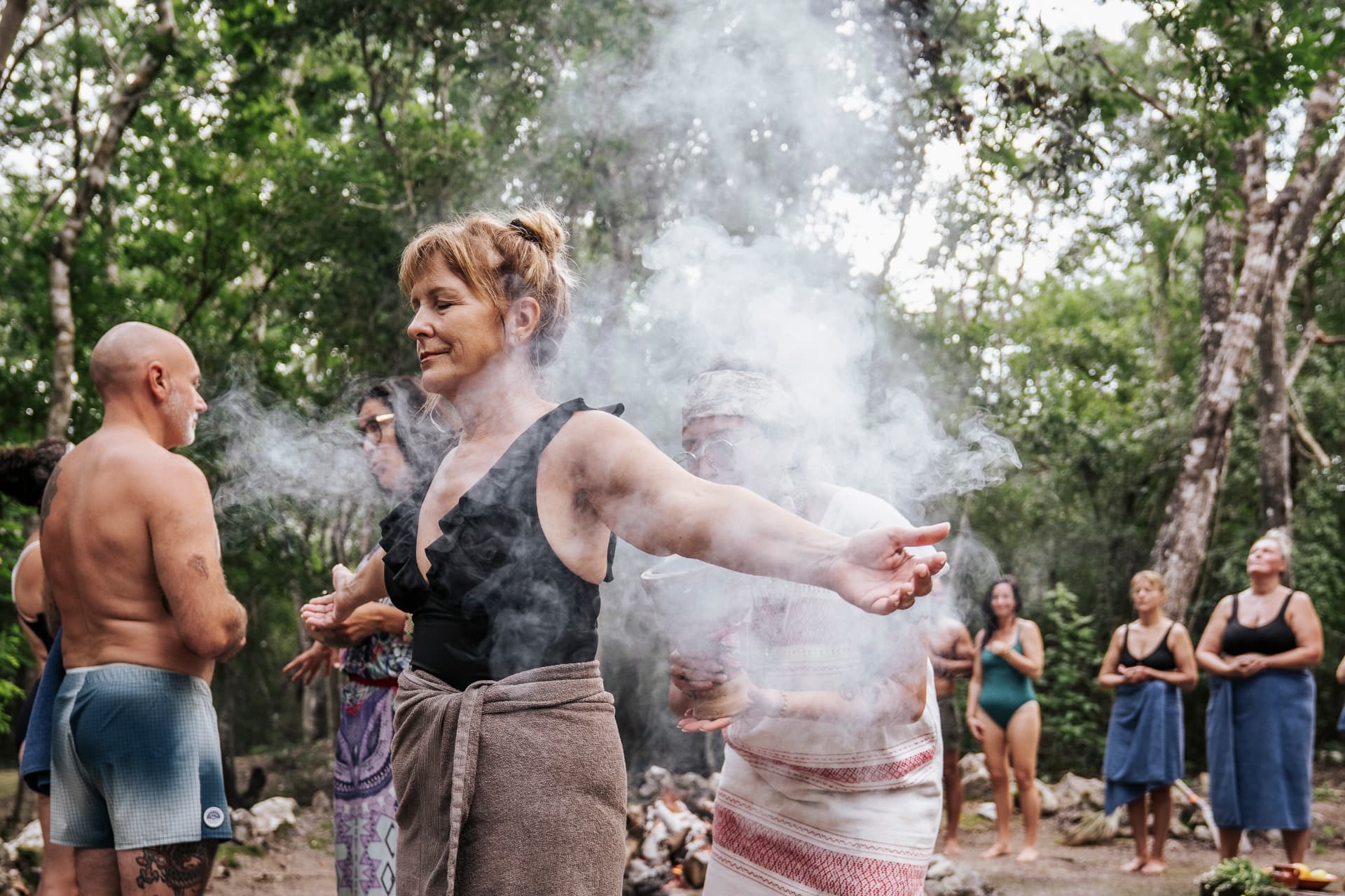 Rituel de fumée de purification en forêt lors d'une retraite