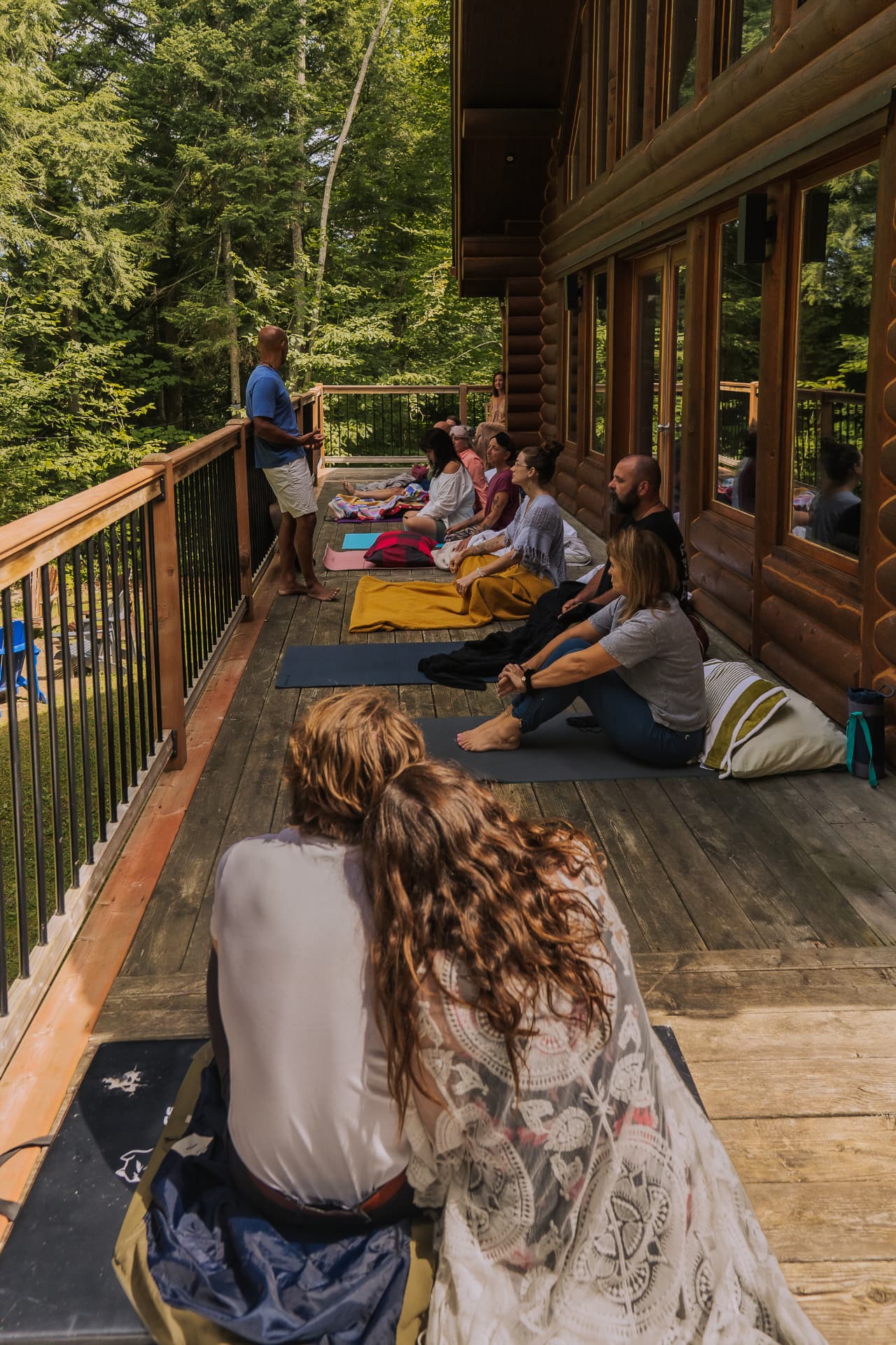 Cercle d'ouverture sur la terrasse en bois entourée de forêt