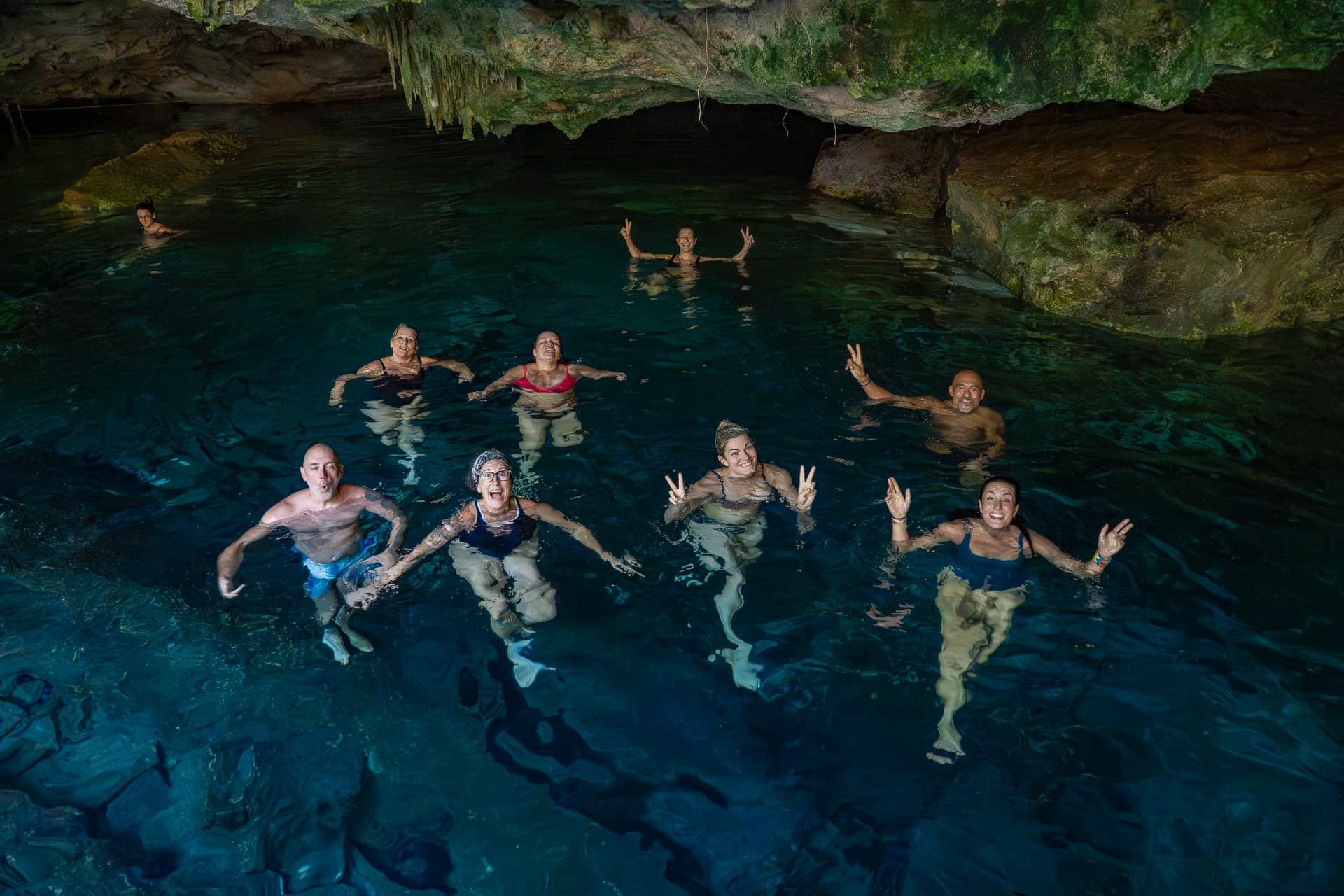 Baignade joyeuse dans les eaux claires d'un cénoté au Mexique