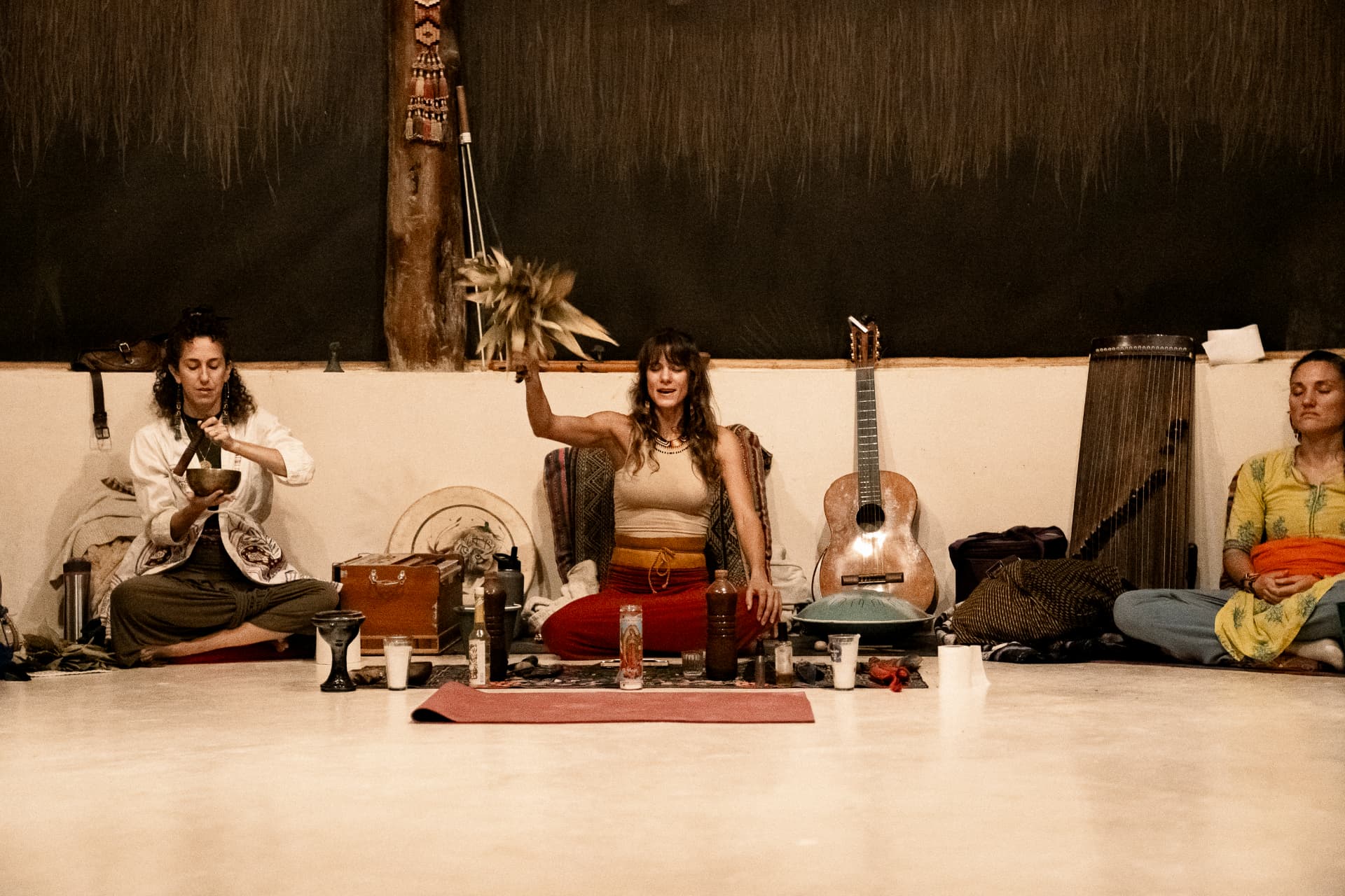 Cérémonie spirituelle avec instruments rituels dans une pièce au décor naturel