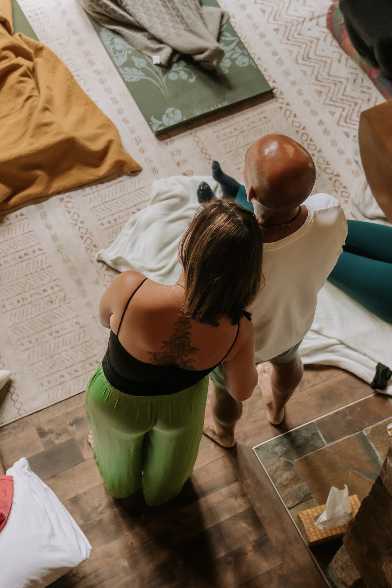 Amélie et Claude en présence dans le chalet pendant la retraite
