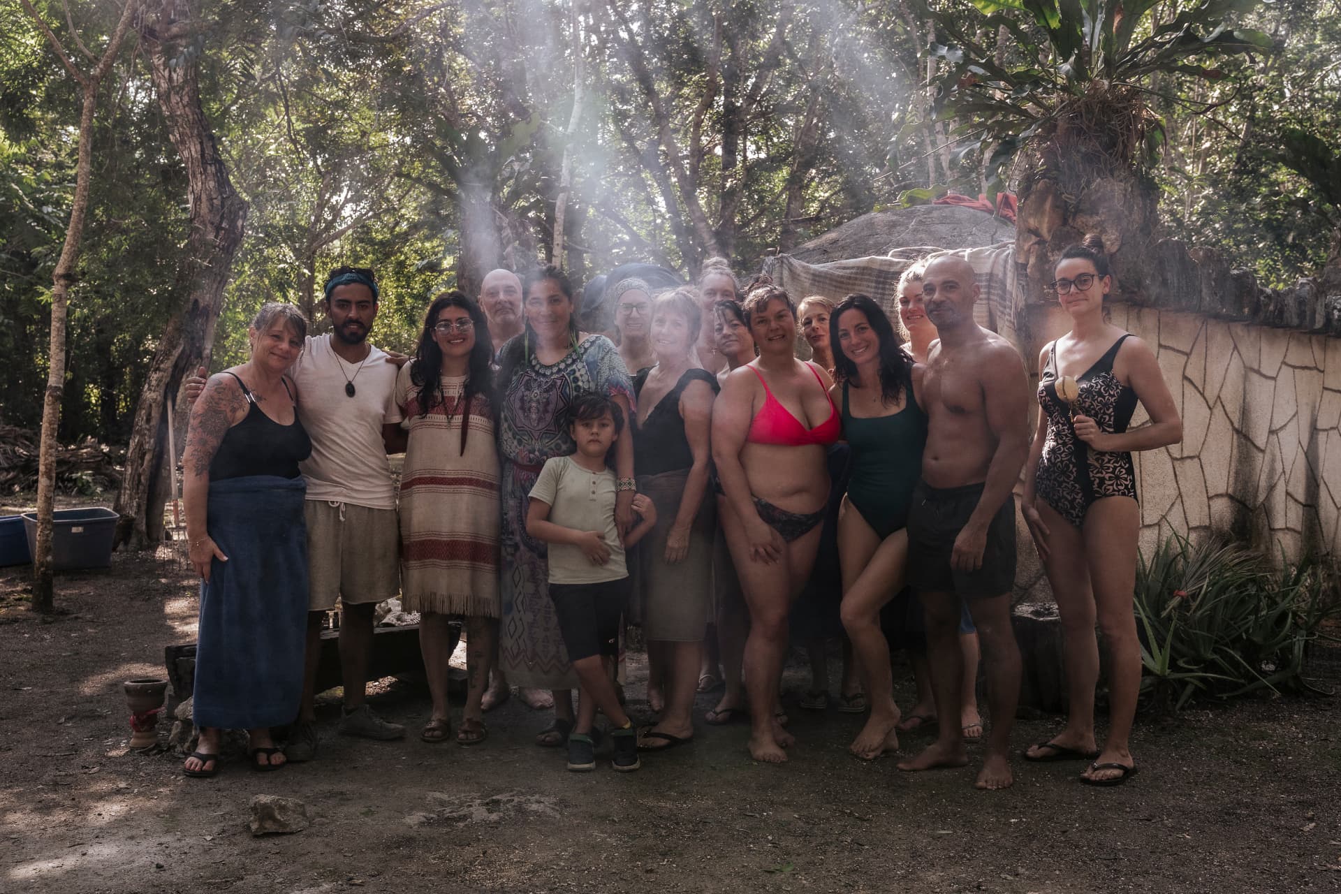 Groupe de participants réunis devant un temazcal en forêt