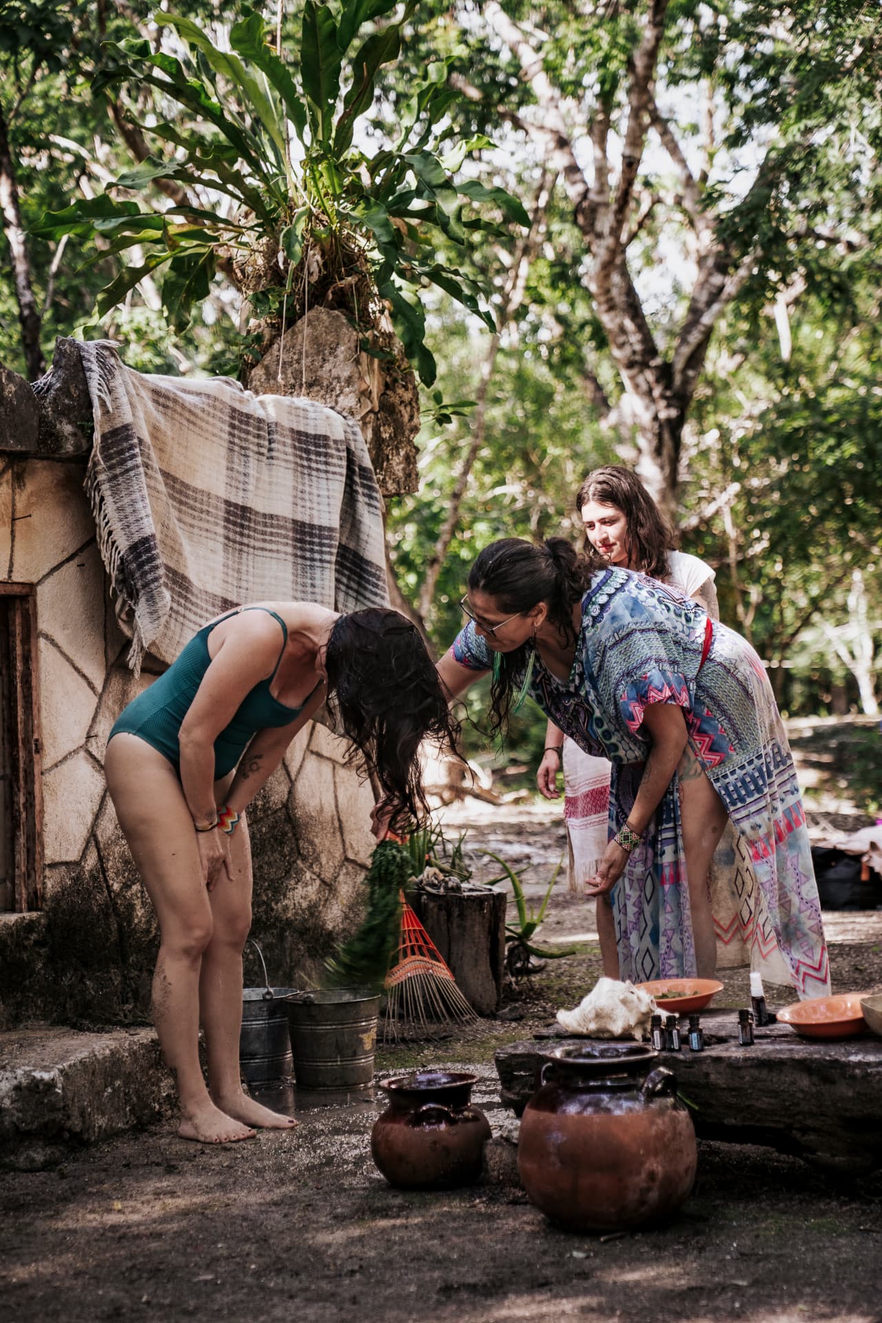 Rituel de purification aux branchages en forêt tropicale