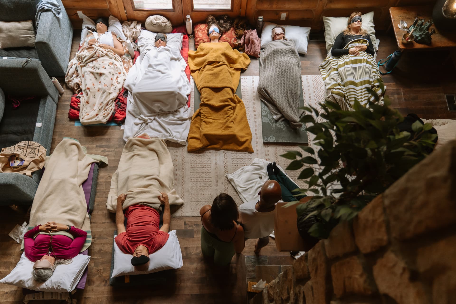 Participants allongés en cercle pendant une cérémonie au chalet