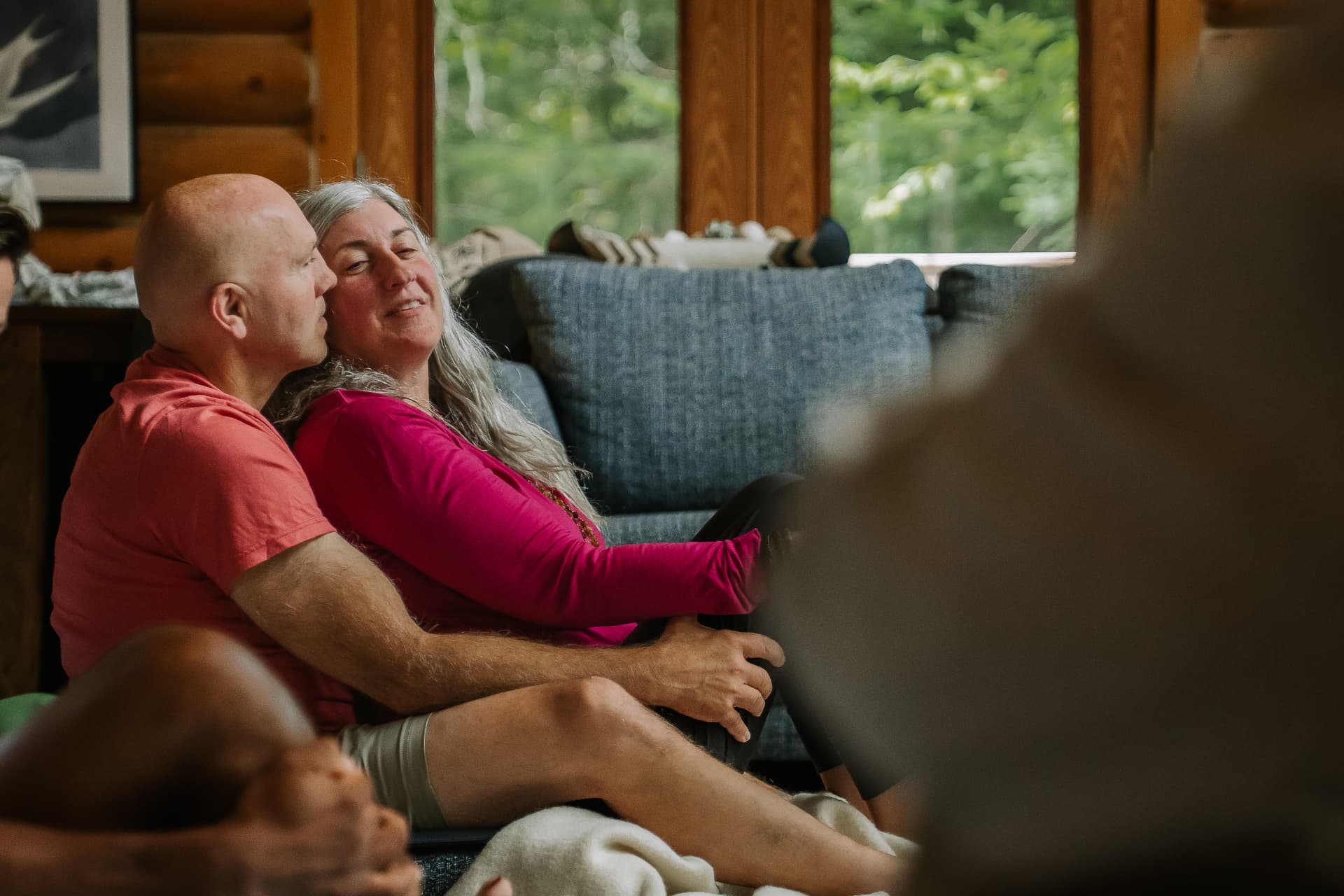 Couple en partage dans le chalet pendant la retraite